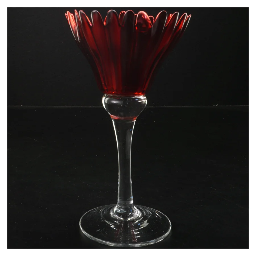 Rød dekorativ glasvase fra Krifon (str. 11x20 cm)