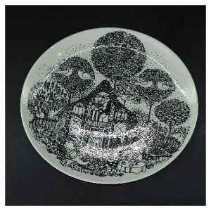 Dekorativ tallerken med kunstnerisk tryk fra Nymölle (str. Ø 27 cm)