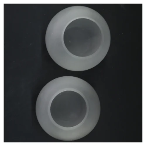 Par af hvid glasvaser fra Menu (str. Ø 10 cm)