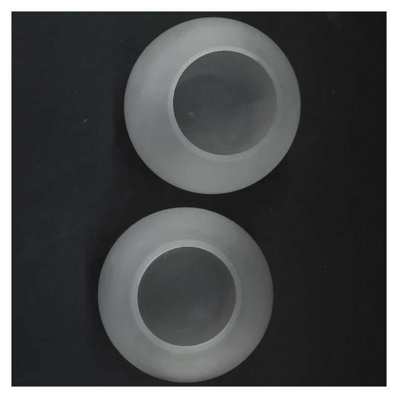 Par af hvid glasvaser fra Menu (str. Ø 10 cm)