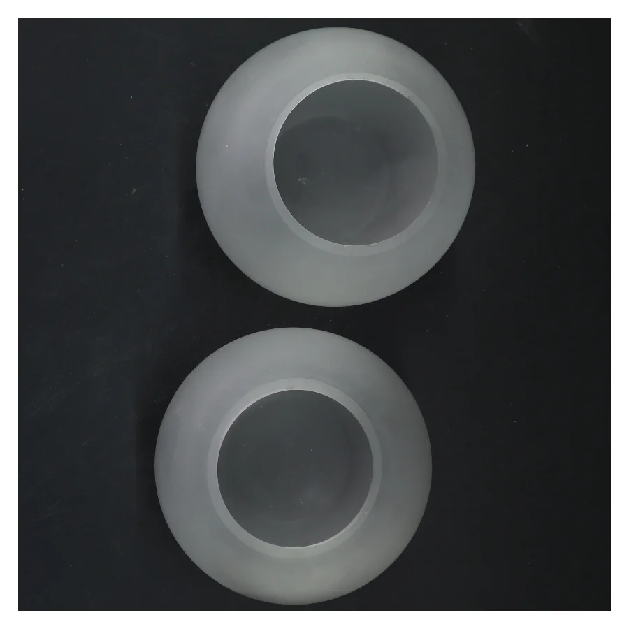 Par af hvid glasvaser fra Menu (str. Ø 10 cm)