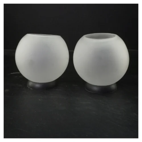 Par af hvid glasvaser fra Menu (str. Ø 10 cm)