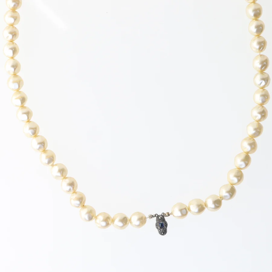 Perlehalskæde med vedhæng (str. 40 cm)