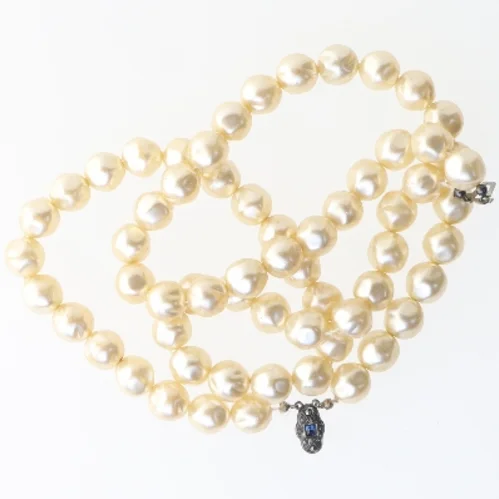 Perlehalskæde med vedhæng (str. 40 cm)