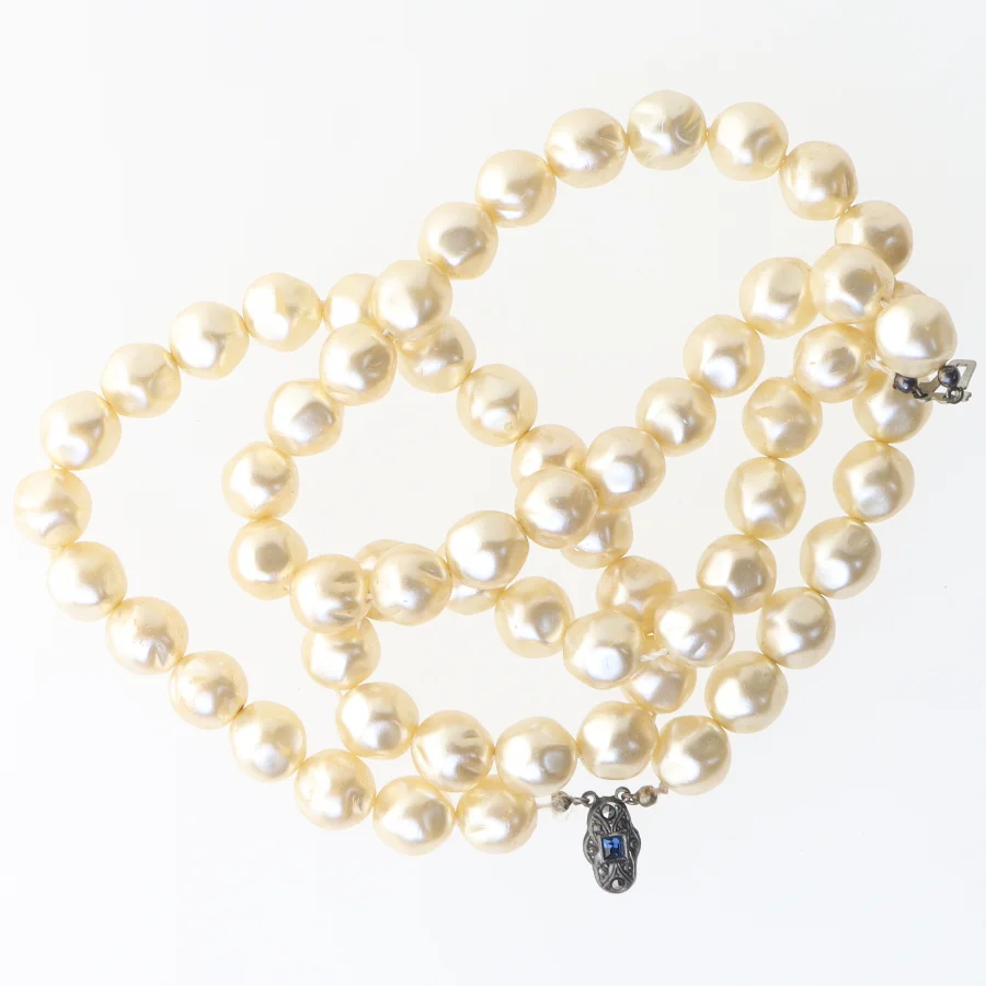 Perlehalskæde med vedhæng (str. 40 cm)