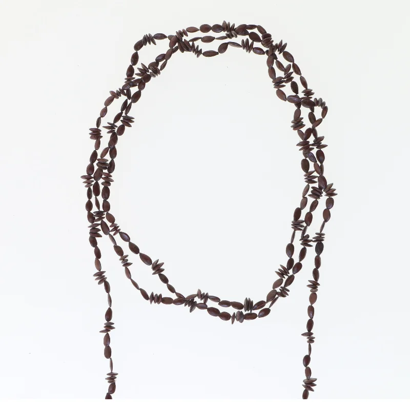 Lang halskæde med brune perler (str. 140 cm)