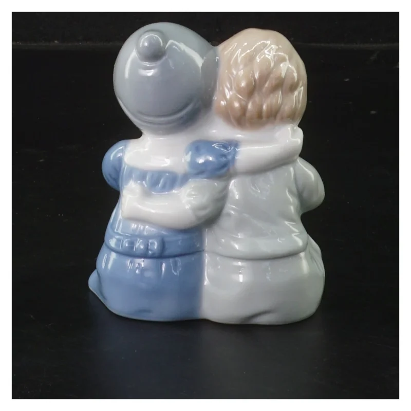 Porcelænsfigur af børn der læser (str. 8x6x9 cm)