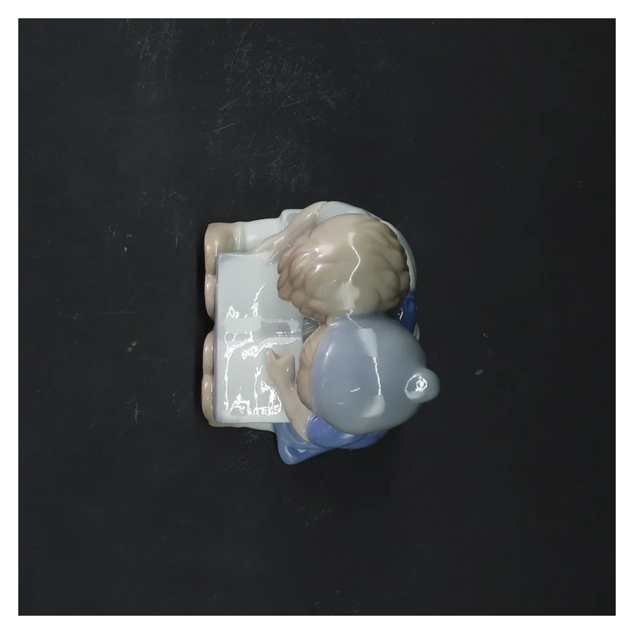 Porcelænsfigur af børn der læser (str. 8x6x9 cm)