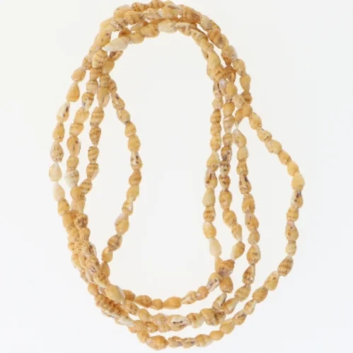 Lang halskæde med skaller (str. 140 cm)