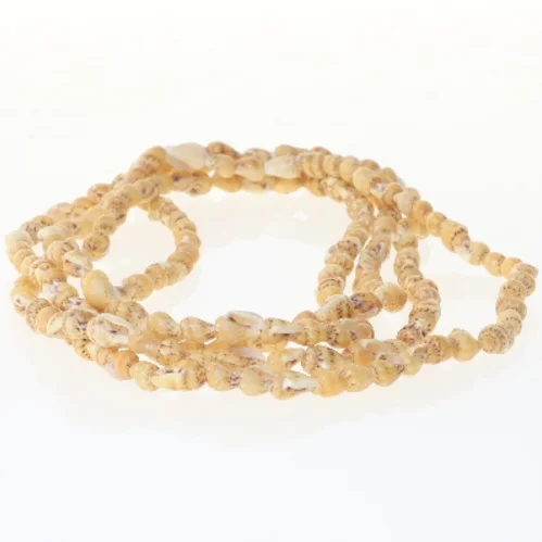 Lang halskæde med skaller (str. 140 cm)