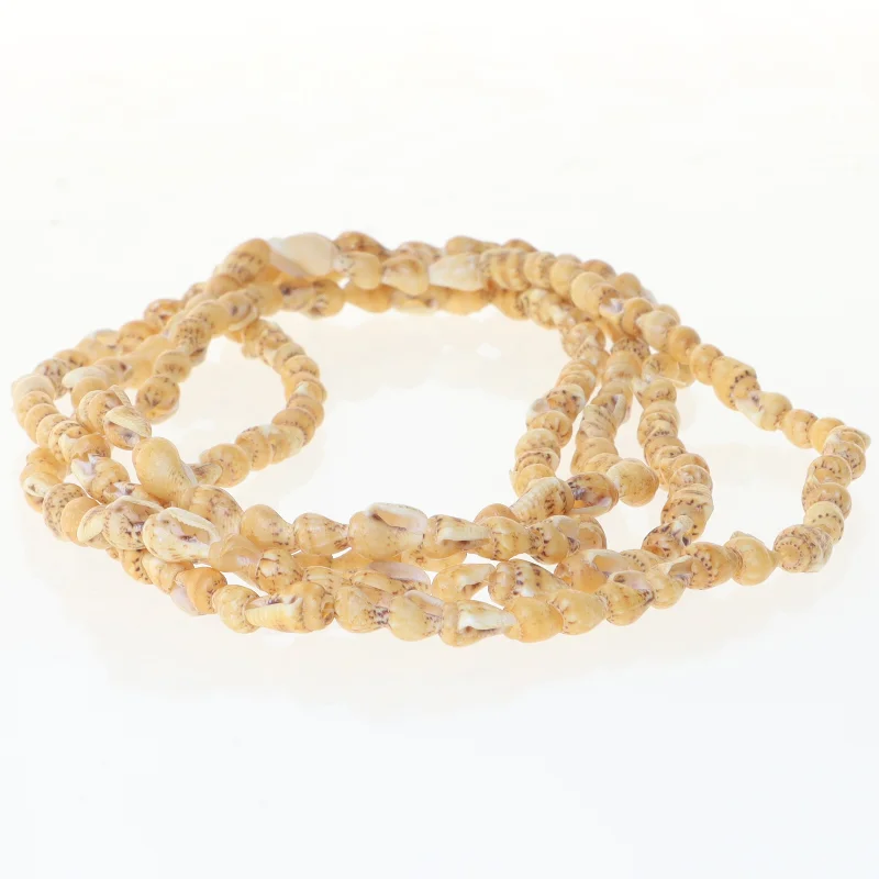 Lang halskæde med skaller (str. 140 cm)