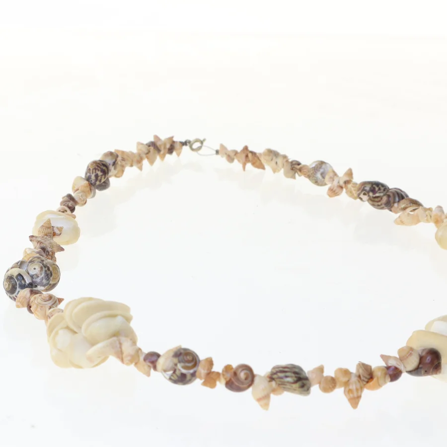 Halskæde med skaller (str. 60 cm)