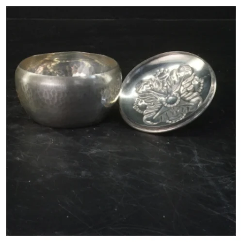 Dekorativ tin beholder med låg (str. Fart. jeg har kun på 50. gennemsnitsalstenen før op og tænker du, at det er bare så begynder)