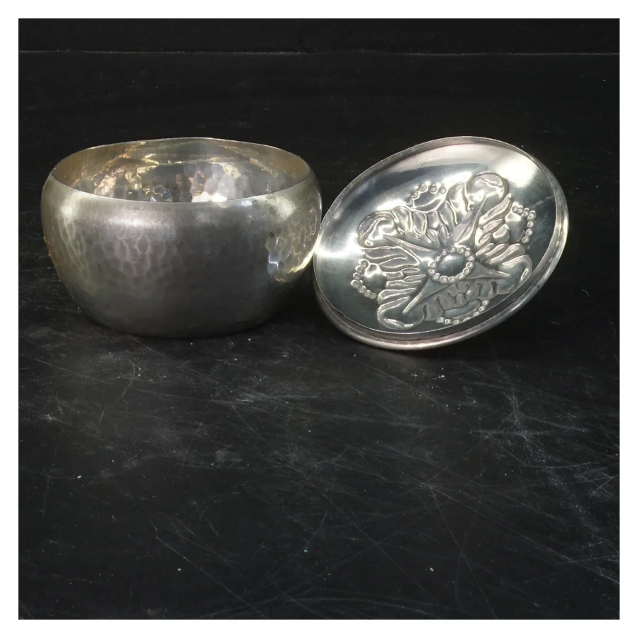 Dekorativ tin beholder med låg (str. Fart. jeg har kun på 50. gennemsnitsalstenen før op og tænker du, at det er bare så begynder)