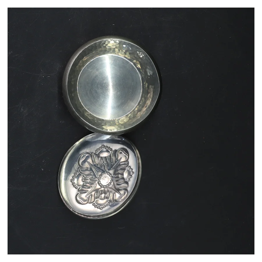 Dekorativ tin beholder med låg (str. Fart. jeg har kun på 50. gennemsnitsalstenen før op og tænker du, at det er bare så begynder)