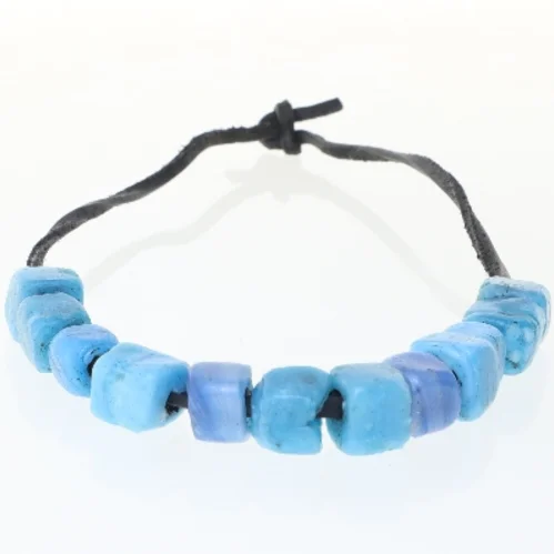 Halskæde med blå perler (str. 50 cm)