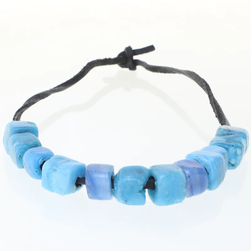 Halskæde med blå perler (str. 50 cm)