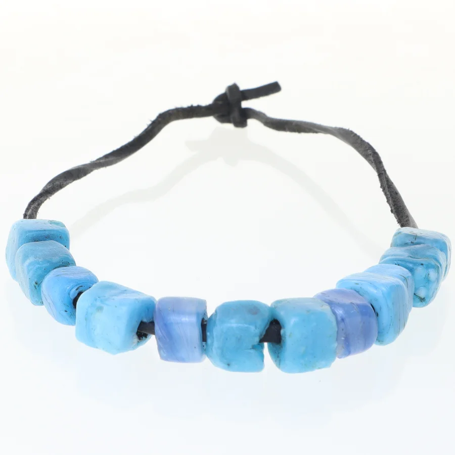 Halskæde med blå perler (str. 50 cm)