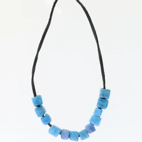 Halskæde med blå perler (str. 50 cm)