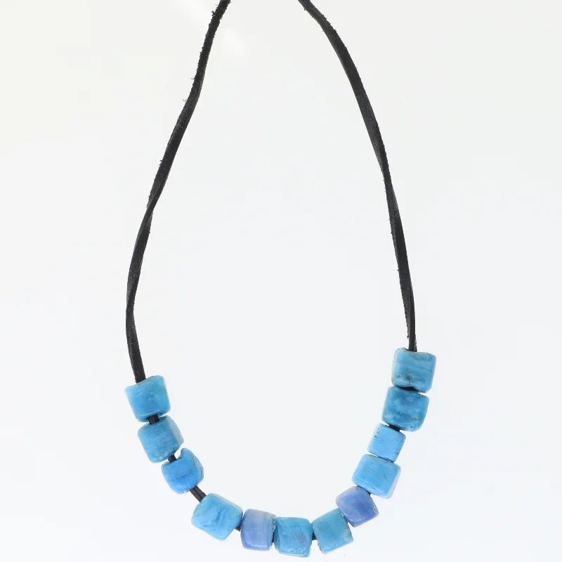 Halskæde med blå perler (str. 50 cm)