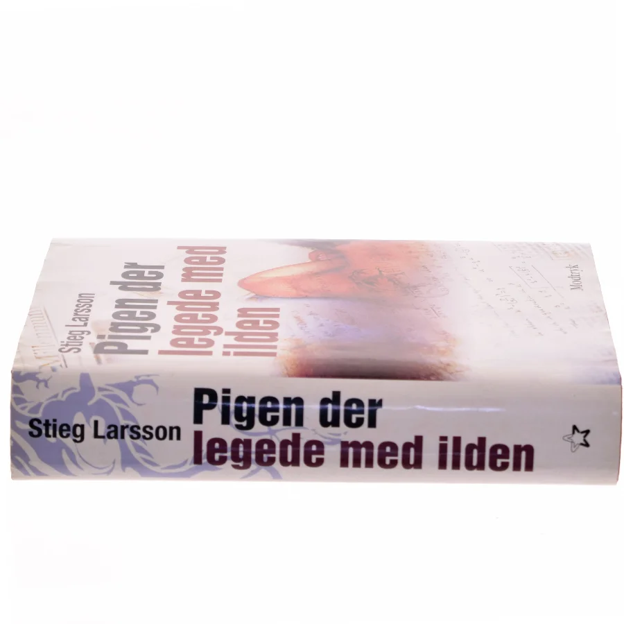 Pigen Der Legede Med Ilden af Larsson, Stieg (Bog)