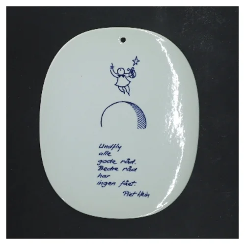 Keramisk platte med citat af Piet Hein fra Royal Copenhagen (str. 17x14 cm)
