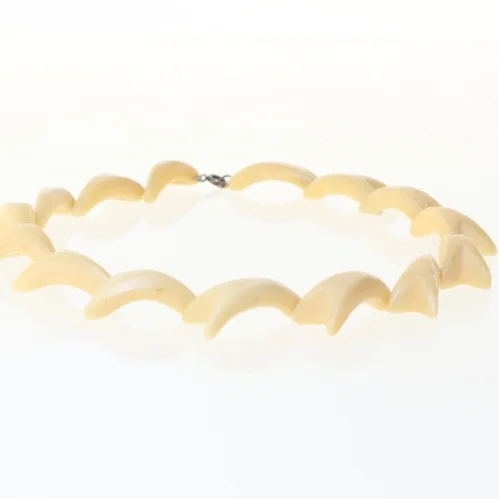 Halskæde med ben perler (str. 40 cm)