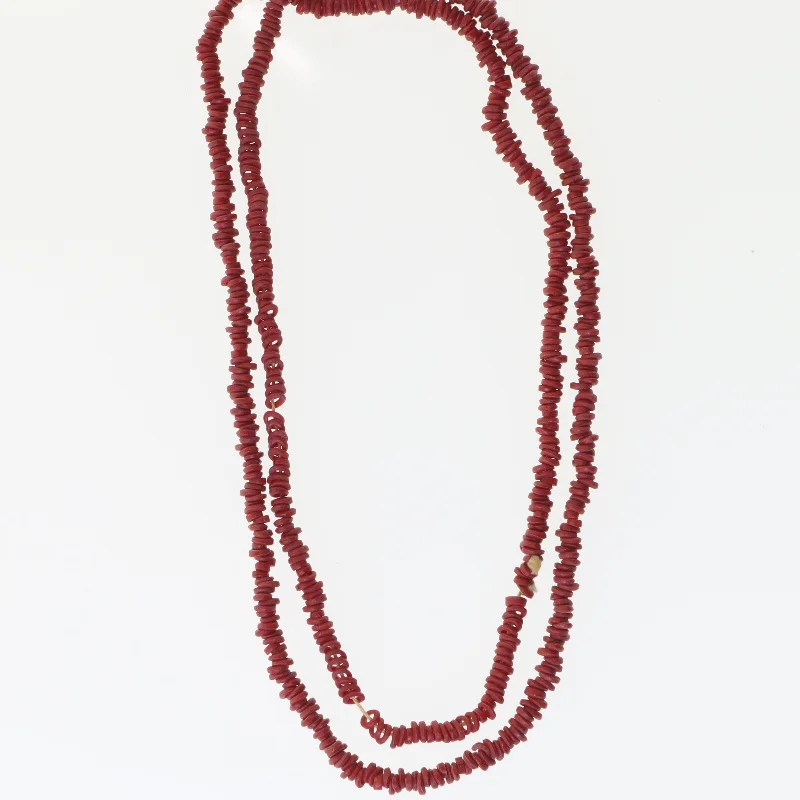 Rød halskæde med perler (str. 90 cm)