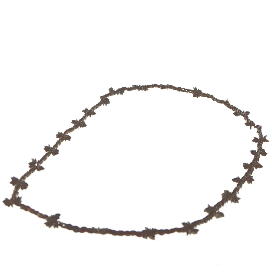 Dekorativ kæde med stjerneformede elementer (str. 110 cm)