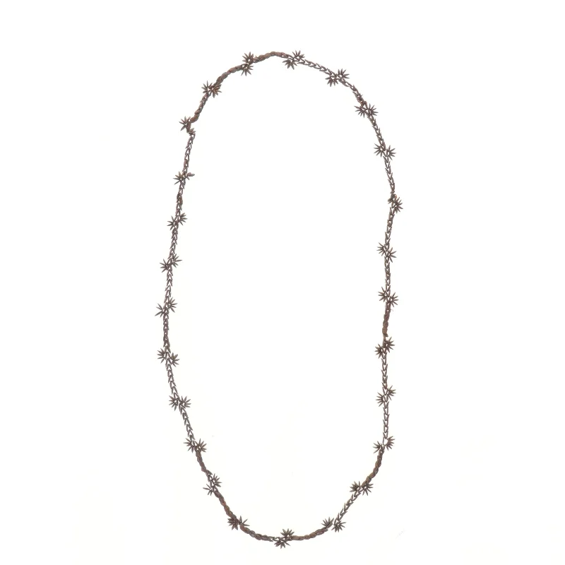 Dekorativ kæde med stjerneformede elementer (str. 110 cm)