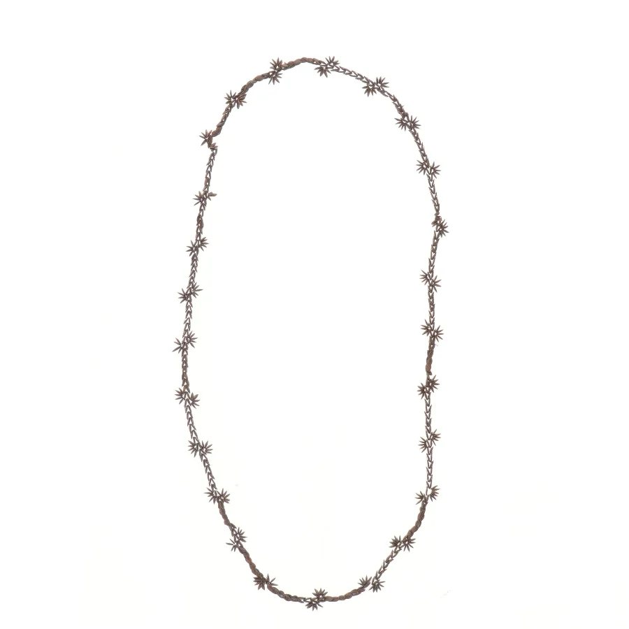 Dekorativ kæde med stjerneformede elementer (str. 110 cm)