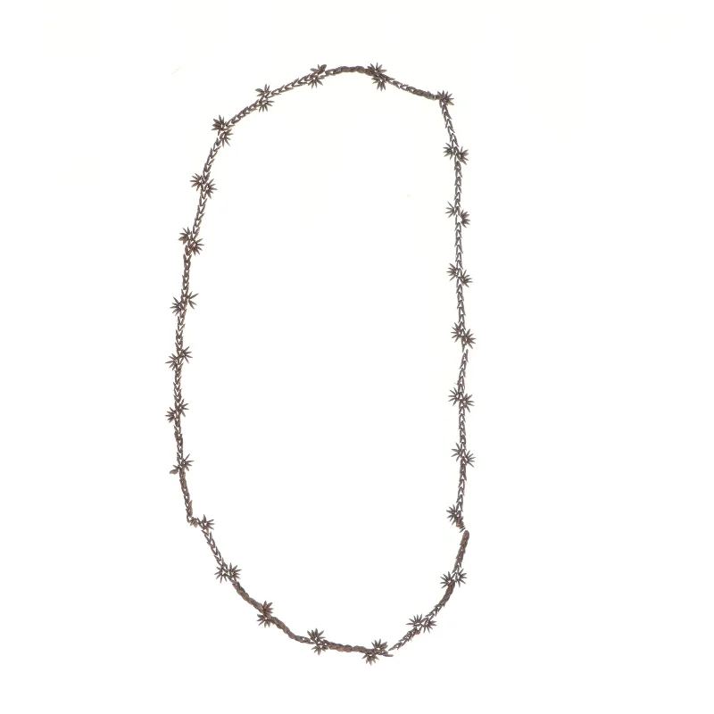 Dekorativ kæde med stjerneformede elementer (str. 110 cm)