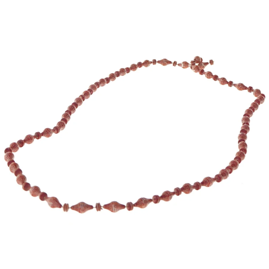 Lang halskæde med mønstrede perler (str. 116 cm)