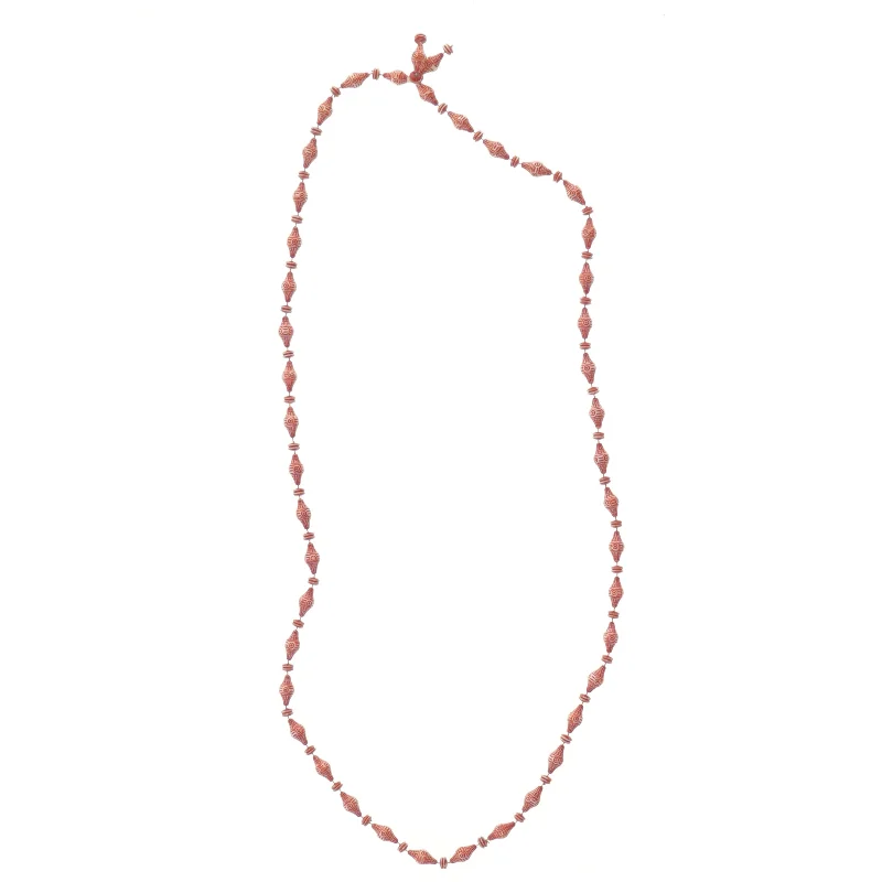 Lang halskæde med mønstrede perler (str. 116 cm)