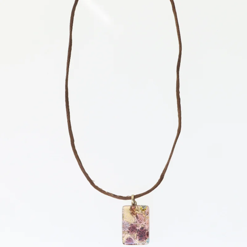 Halskæde med rektangulært vedhæng (str. 50 cm)