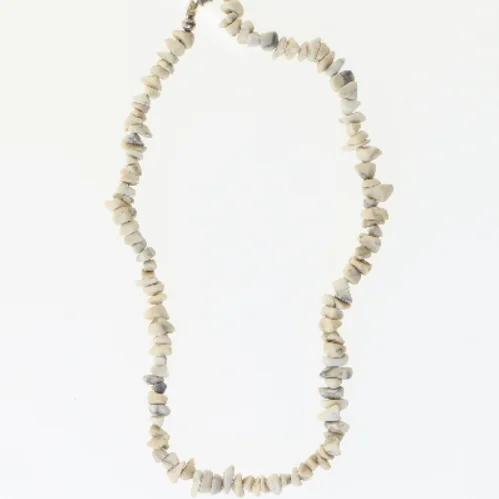 Halskæde med stenperler (str. 40 cm)