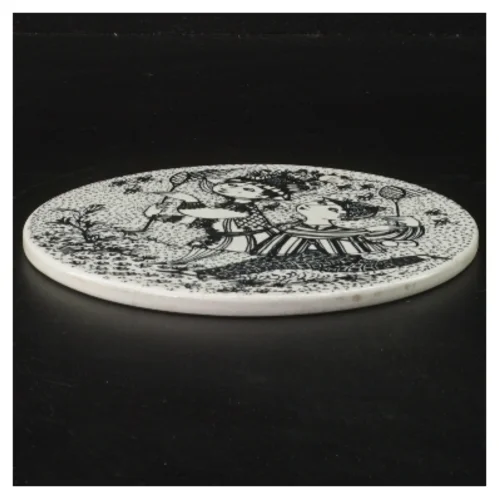 Dekorativt vægskilt med illustration fra Bjørn Wiinblad, Nymølle (str. Ø 15,5 cm)