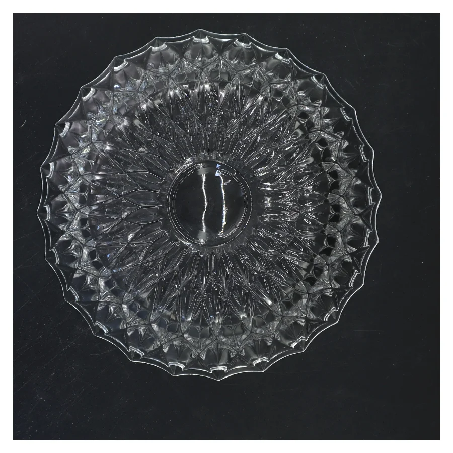 Glas skål med dekorative mønstre