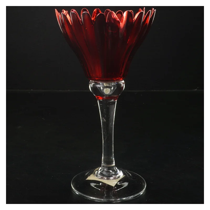 Rød glasvase formet som blomsterkrone fra Krifon (str. 11x20 cm)