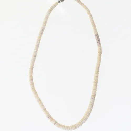 Halskæde med hvide skaller (str. 40 cm)
