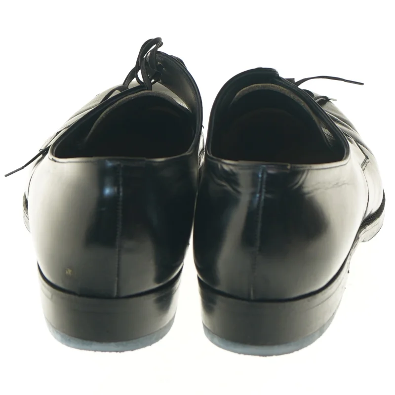 Sort klassiske sko i læder fra Hertz (str. 45 )