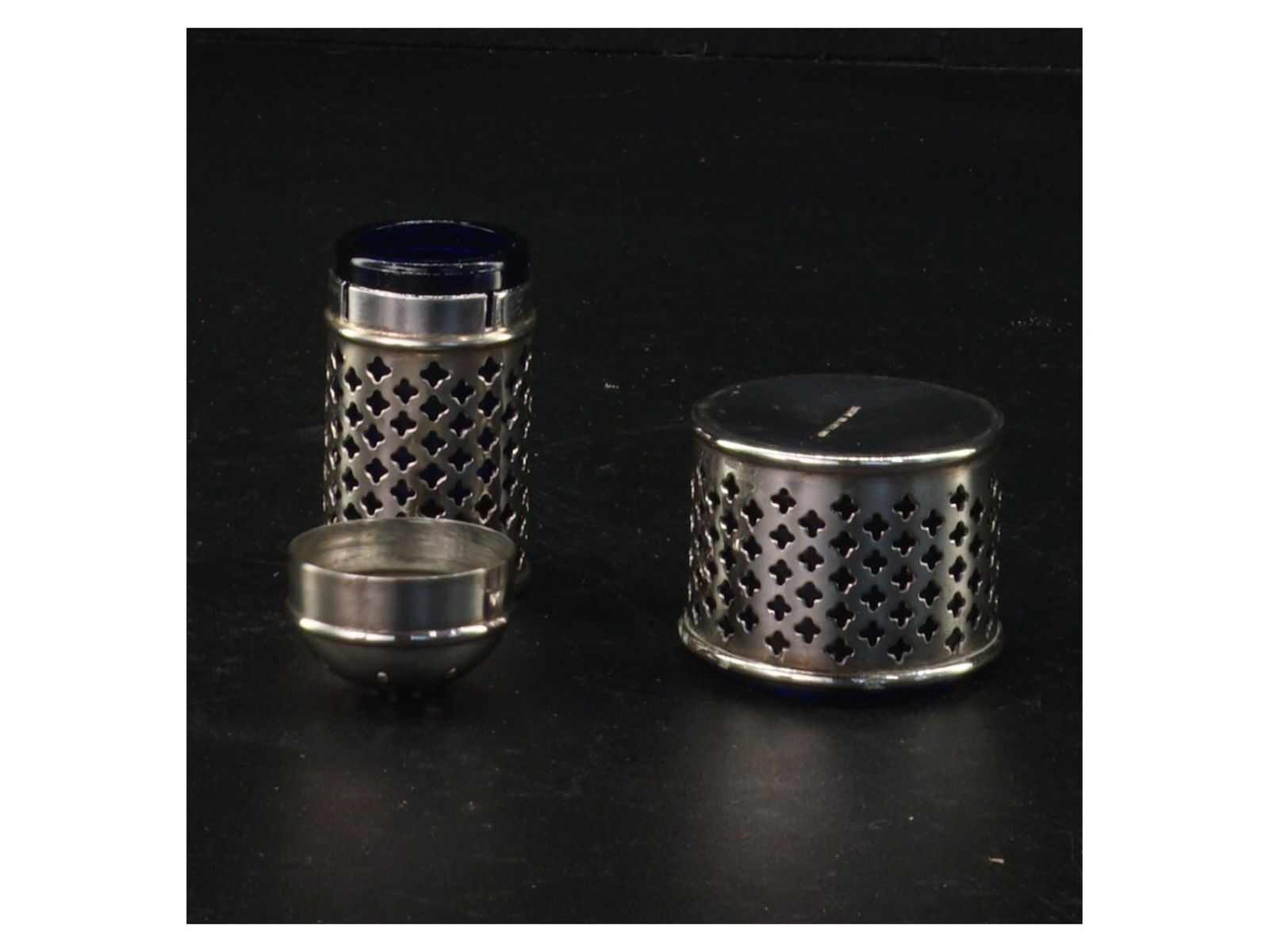 Sølvplet salt- og pebersæt med blåt glas (str. 5 x 3 cm og 4 x 3 cm)