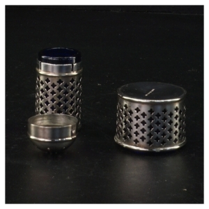 Sølvplet salt- og pebersæt med blåt glas (str. 5 x 3 cm og 4 x 3 cm)