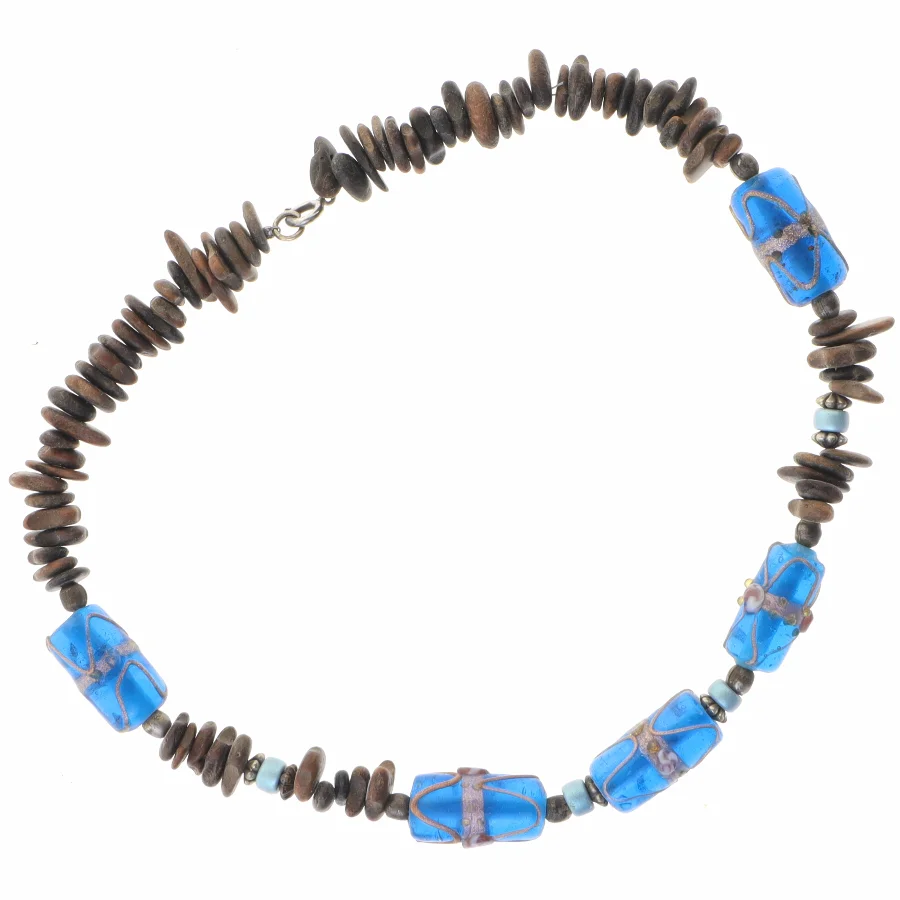 Halskæde med glas-, sten- og metalperler (str. 39 cm)