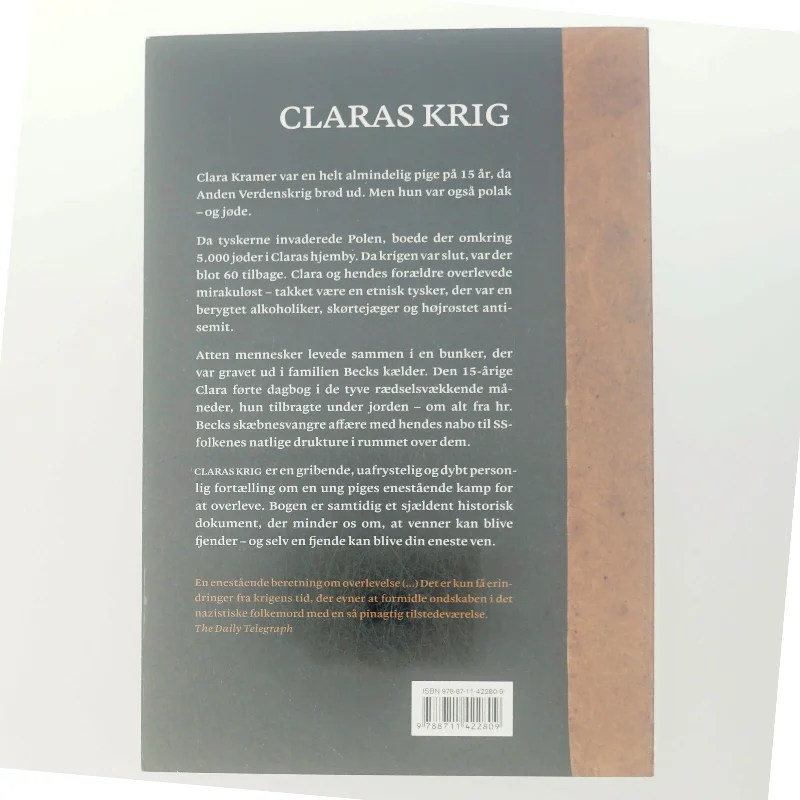 Claras krig : en piges dramatiske kamp for at overleve af Clara Kramer (Bog)