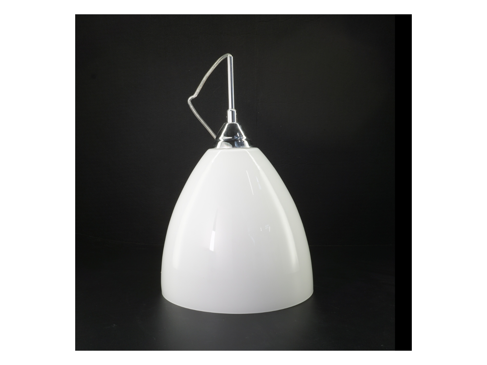 Hvid pendellampe (str. H. 38 cm ø. 21,5 cm)
