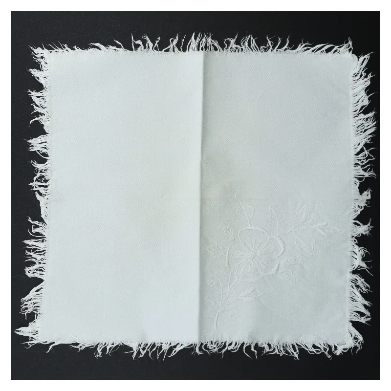 4 håndbroderede servitter (str. 30 x 26 cm)