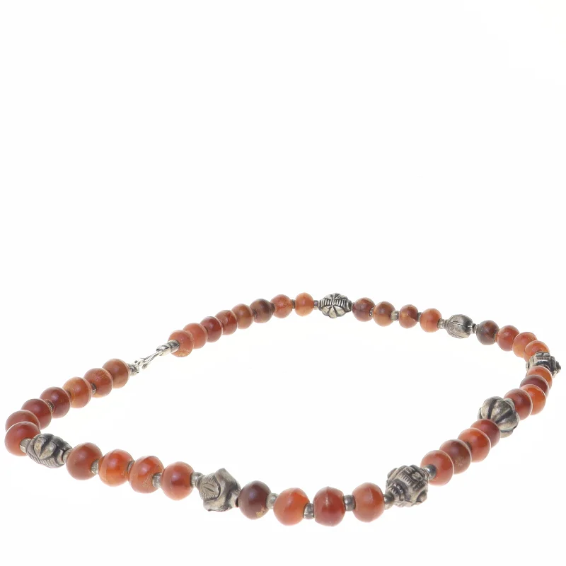 Perlehalskæde med ravfarvede perler og metalperler (str. 57 cm)