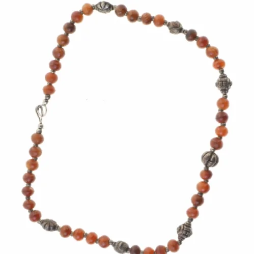 Perlehalskæde med ravfarvede perler og metalperler (str. 57 cm)