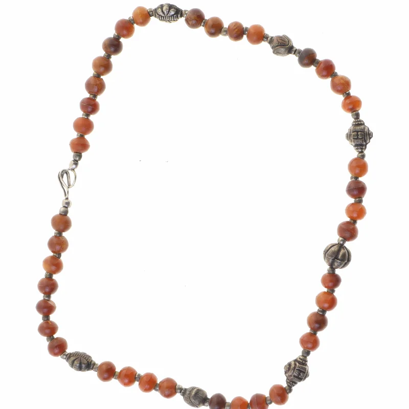 Perlehalskæde med ravfarvede perler og metalperler (str. 57 cm)